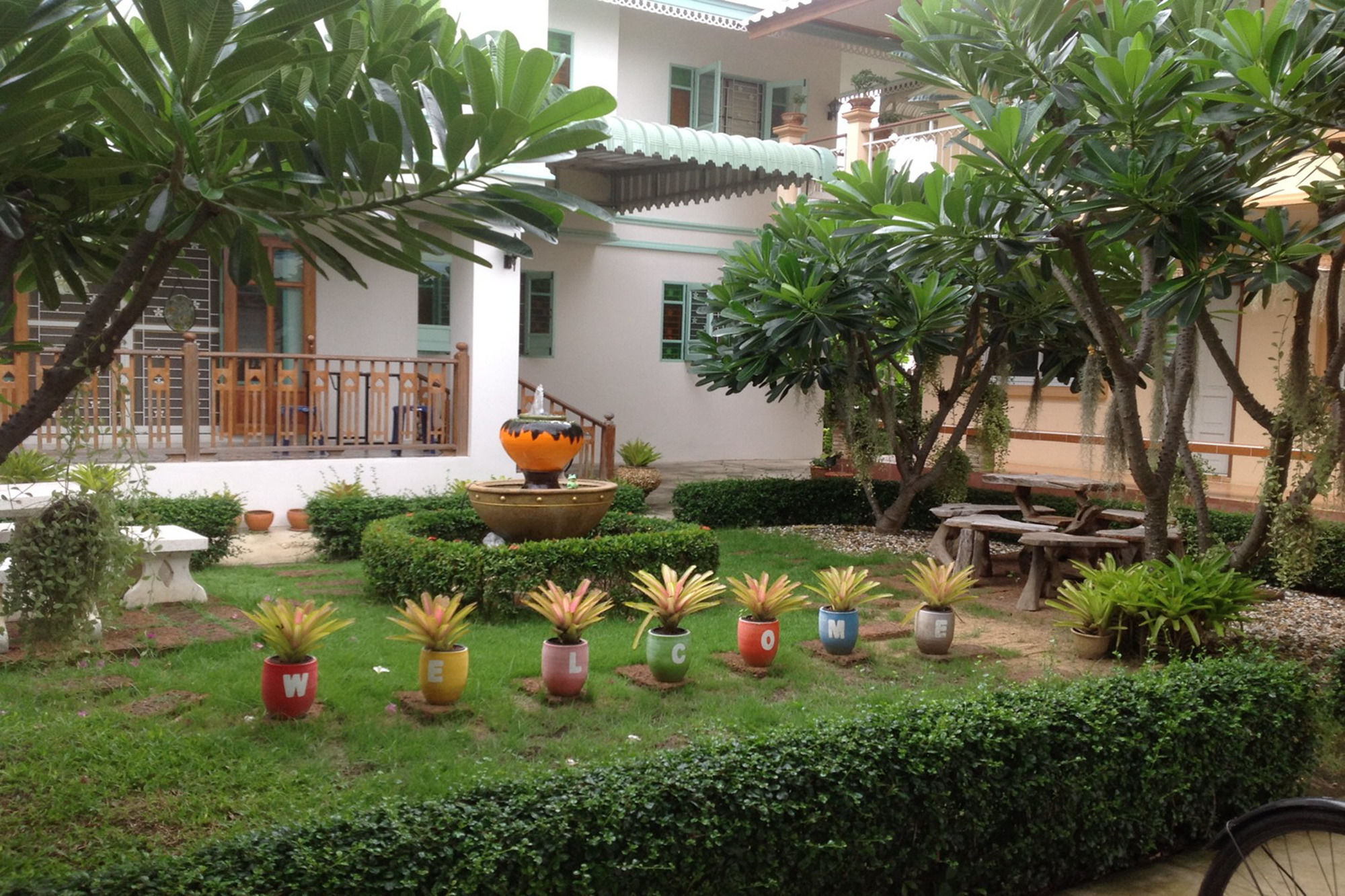 2N Guesthouse Фетчабури Екстериор снимка